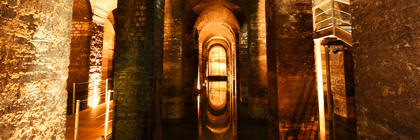Le volte e i riflessi sull’acqua del Cisternone Romano